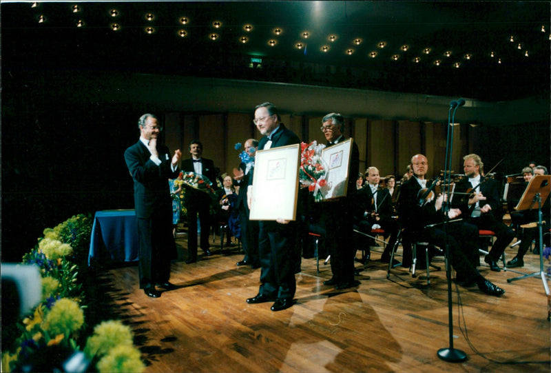 1992 AWADED HAS VYTAUTAS LEIF JANSSON PAUL MCCARTNEY PRESIDENT MUSIC POLAR - Vintage Photograph