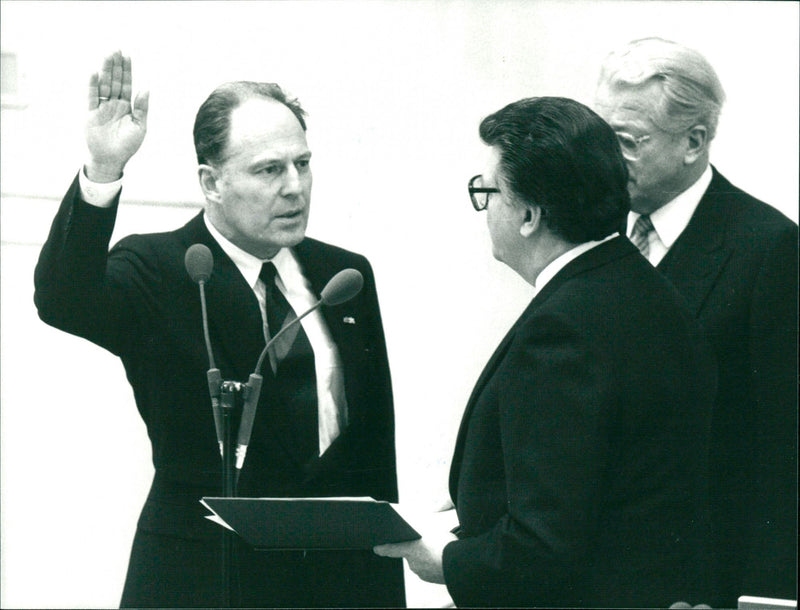 JÃ¼rgen Warnke (CSU) is sworn in by Federal President Phillipp Jenninger - Vintage Photograph