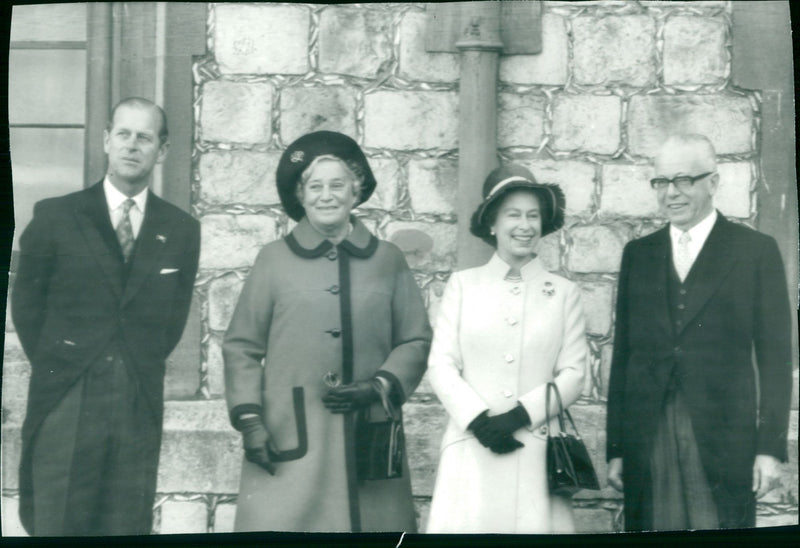 Gustav Heinemann with King and Queen of England. - Vintage Photograph