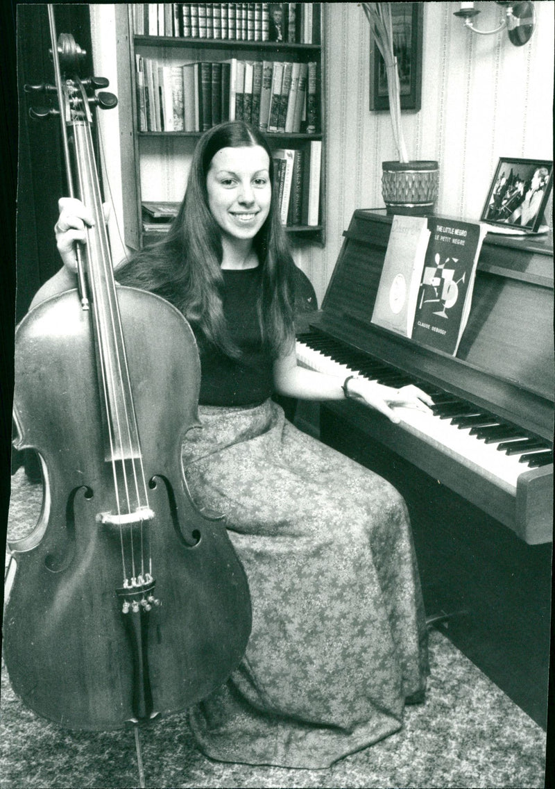 MUSICIAN KING ROYAL MUSIC WELL - Vintage Photograph