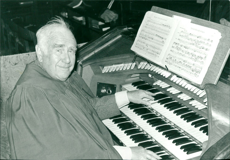 UNITED MUSIC - Vintage Photograph