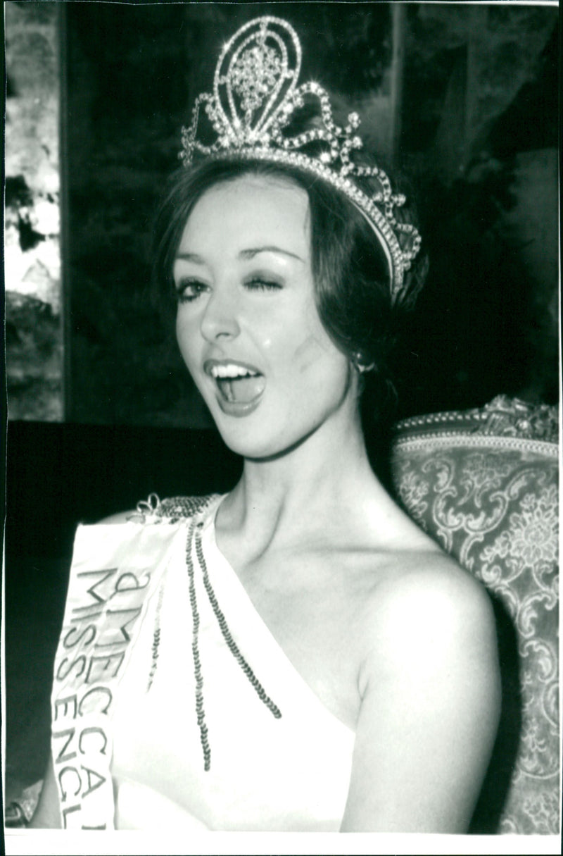 English model artist Pauline Davies - Vintage Photograph