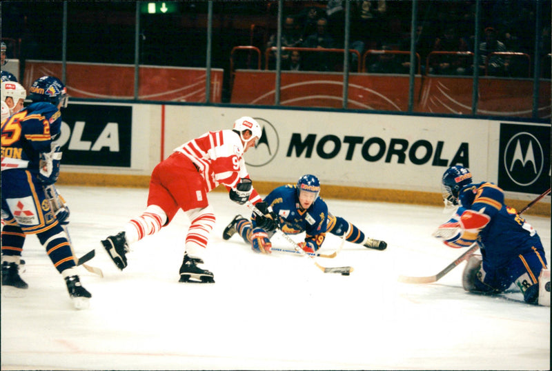 Wayne Gretzky Ice Hockey player. - Vintage Photograph