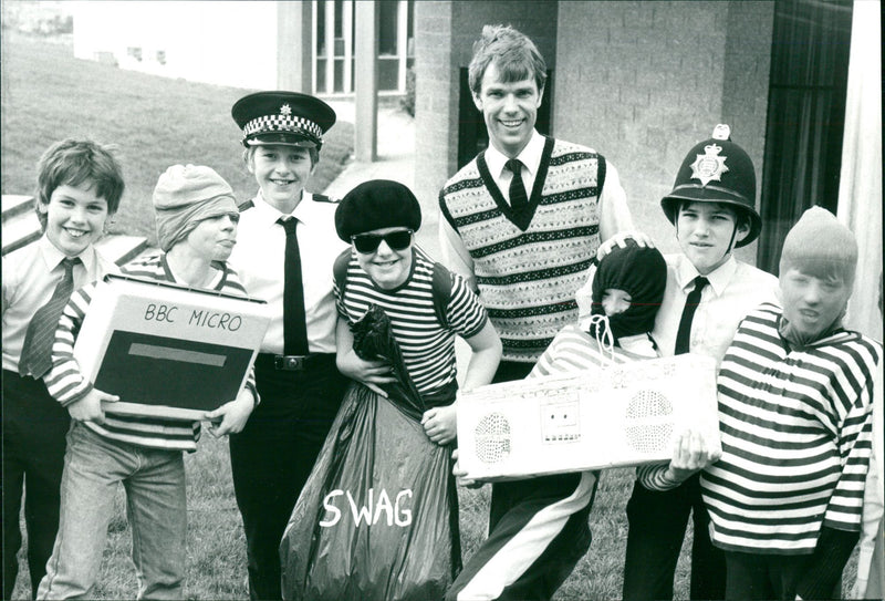 OPEN PAUL PLAYED MUSIC ENGLAND INCLUDING - Vintage Photograph