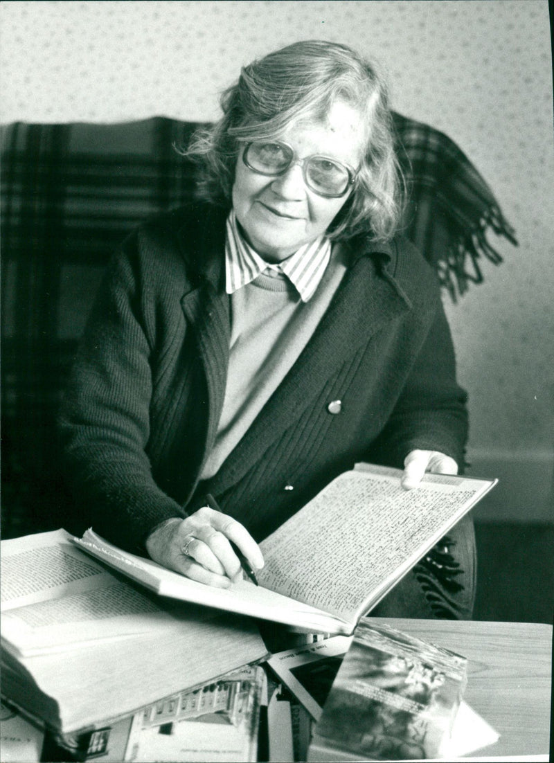 MARGARET WRITER - Vintage Photograph