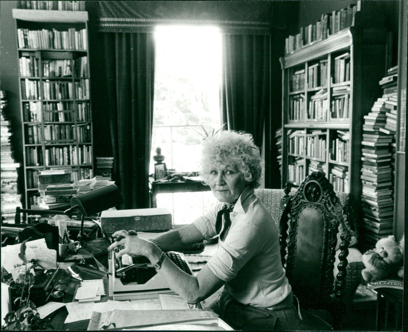 Diana Cooper. - Vintage Photograph