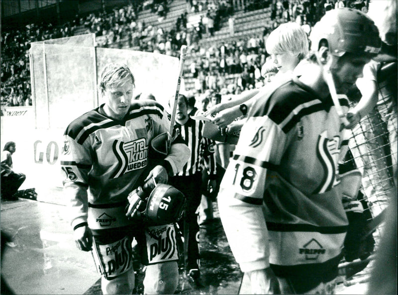 Anders Hedberg with his team - Vintage Photograph