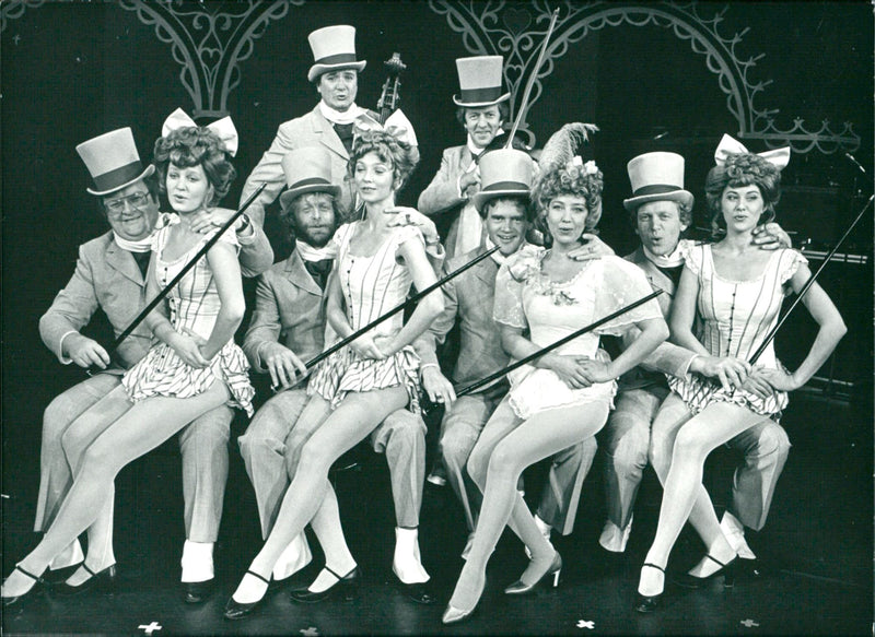 1981 REGI MASKS PER HANSEN HOGBERG IDLAND NOTHER DIZ FILM MUSIC - Vintage Photograph