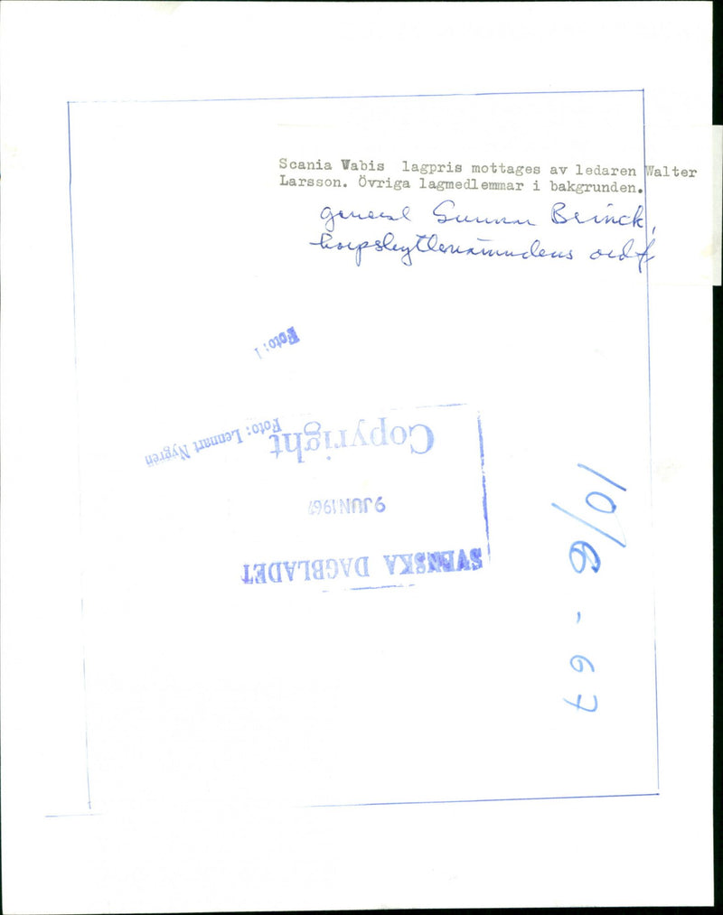 1961 SUNAN KARPSKYTLANAINUDEUS LARSSON RECEIVED VSNIAS LIBUQT SCHREIBER - Vintage Photograph