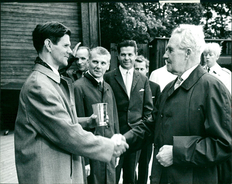 1961 SUNAN KARPSKYTLANAINUDEUS LARSSON RECEIVED VSNIAS LIBUQT SCHREIBER - Vintage Photograph