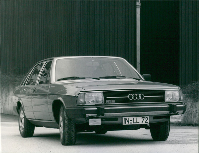 Audi 100 5E - Vintage Photograph