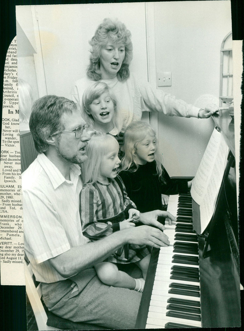 1980 WEBB FAMILY WELL MUSIC TELEVISION DIED - Vintage Photograph