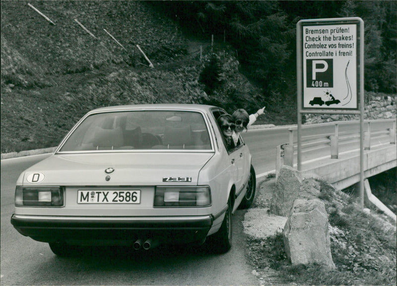 BMW 733i - Vintage Photograph