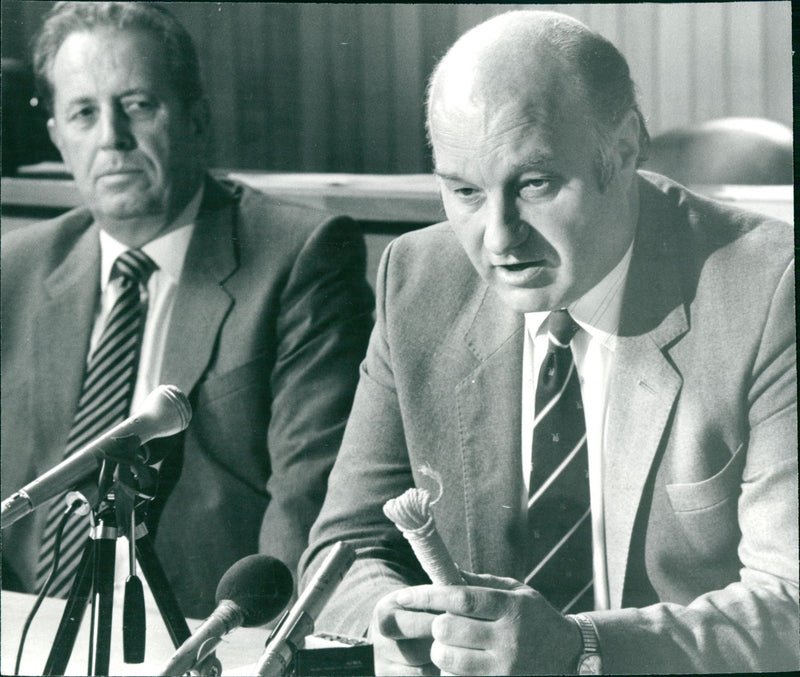 murder KIan Hulland Det . Ch . Supt . Eric Shields with the washing lin - Vintage Photograph