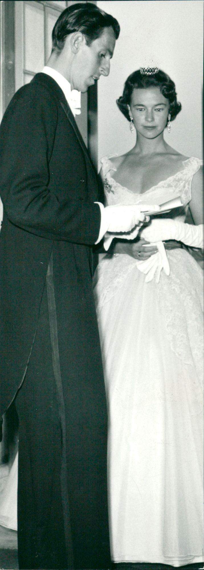 Friherre Stig Klingspor och friherrinnan Christina Klingspor under en paus i dansen på Amaranterbalen i Stadshuset - Vintage Photograph