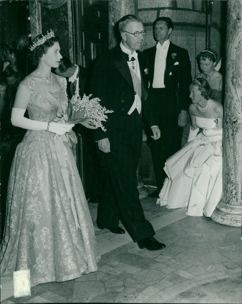 Drottning Elizabeth II eskorterad av kung Gustaf VI Adolf av Sverige vid den stora Amaranterbalen i Stockholm - Vintage Photograph