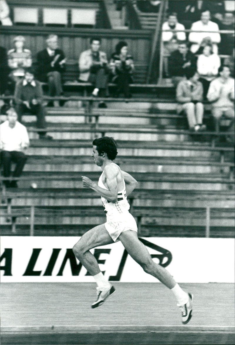 Brendan Foster. - Vintage Photograph