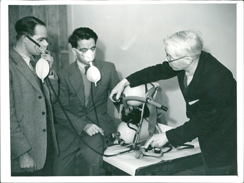 1955 BANDT MACKINNON STRATHR MATHR CHARLES BROWN ENGLAND EXPEDITION BRITISH - Vintage Photograph