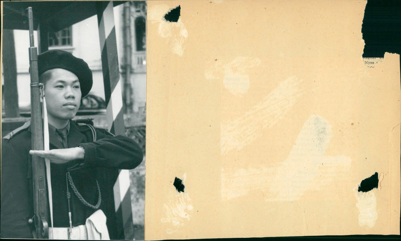 Ung vaktpost i Hanoi - Vintage Photograph