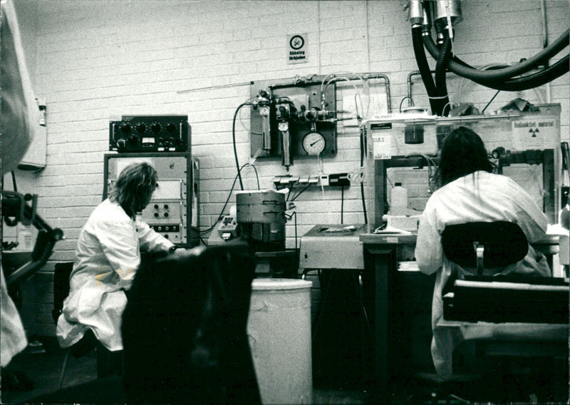 1973 BLOODGRUPPSBESTAMING BLOOD GROUP EXAMINATION NIMI NATIONAL SWEDEN SWEDISH - Vintage Photograph