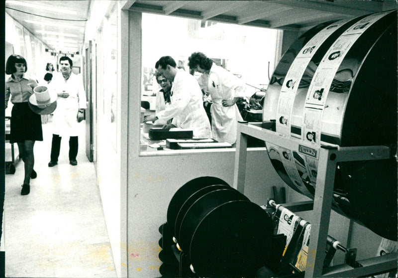 1973 BLOODGRUPPSBESTAMING BLOOD GROUP EXAMINATION NIMI NATIONAL SWEDEN SWEDISH - Vintage Photograph