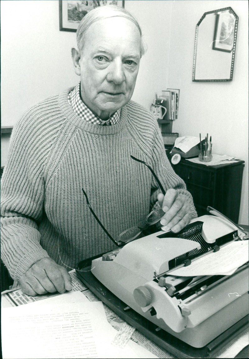 RAYMOND WRITER - Vintage Photograph