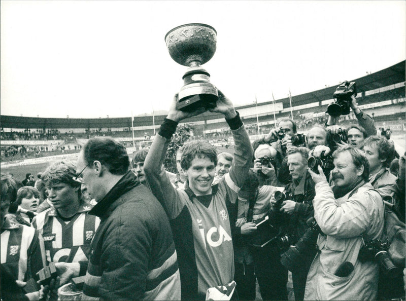 Thomas Wernersson raises the bracket after the victory against IFK Norrköping in the SM playoffs 1984 - Vintage Photograph