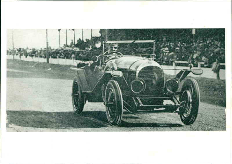 Sunday sunny Paper st 11 Sumx Rua Co
EDDERY Pat - Vintage Photograph