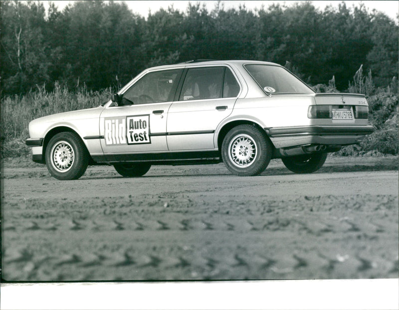 BMW 325i 1989 - Vintage Photograph