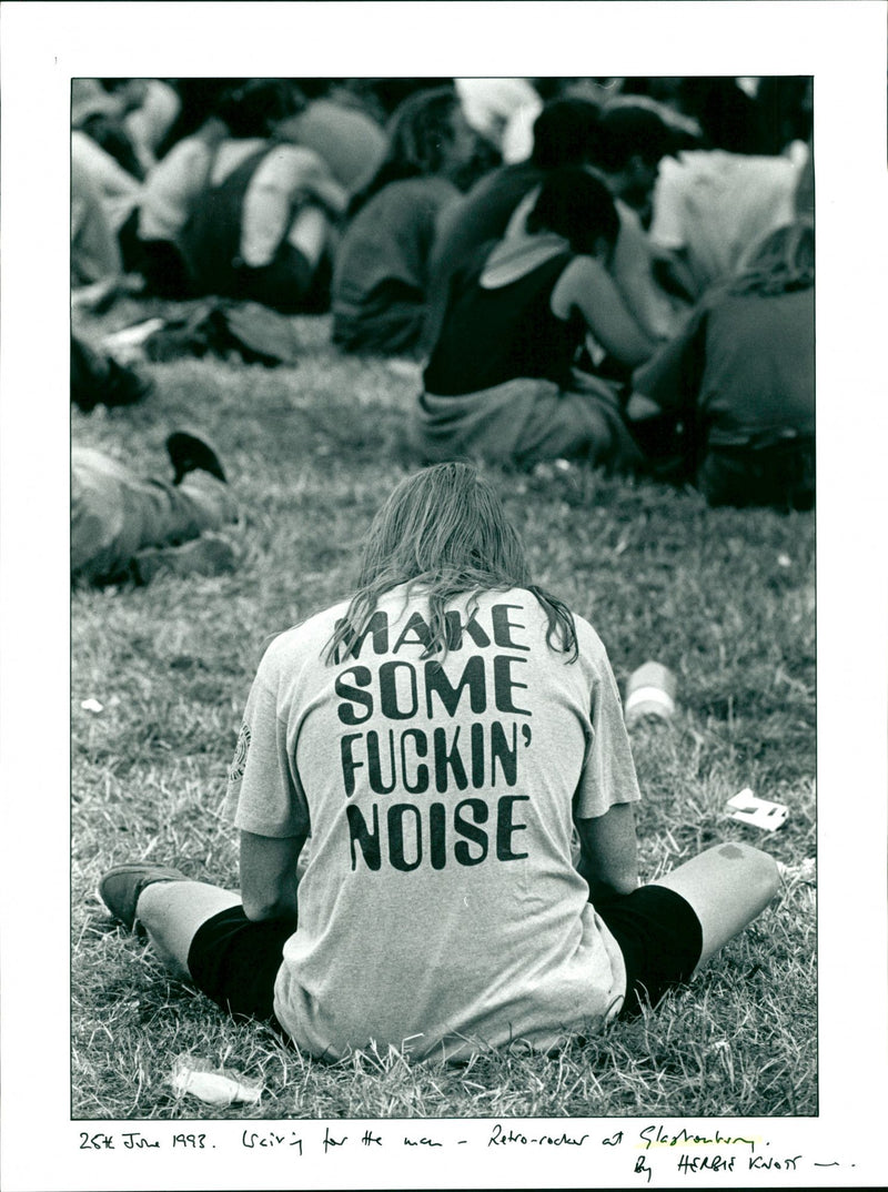 MAKE SOME FUCKIN NOISE 25 June 1993. Wairy for the man Retro - rocker at Glas - Vintage Photograph