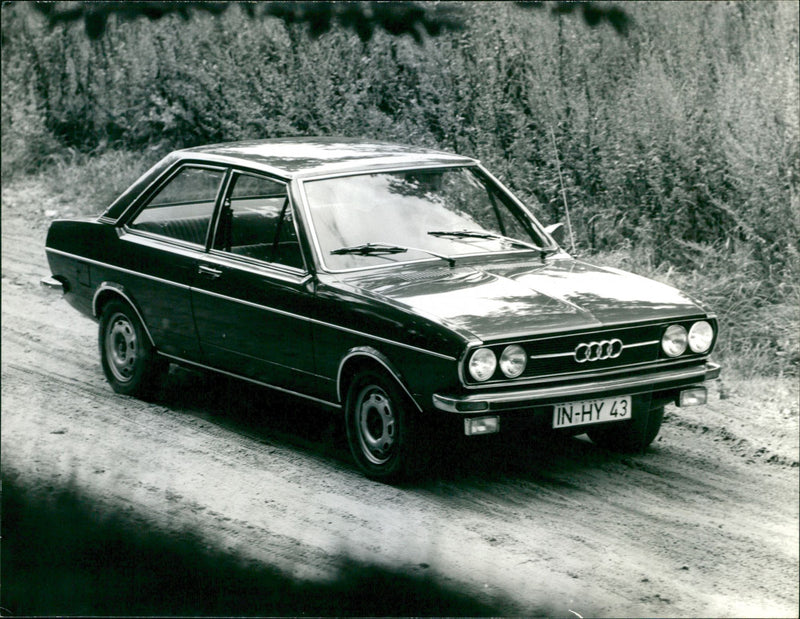 Audi 80 GL - Vintage Photograph
