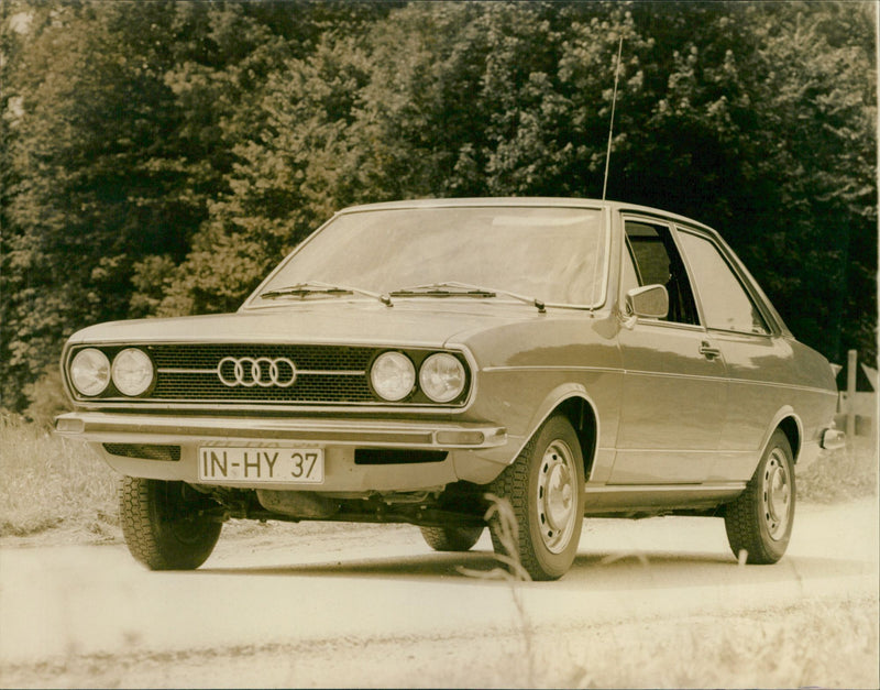Audi 80 GL - Vintage Photograph