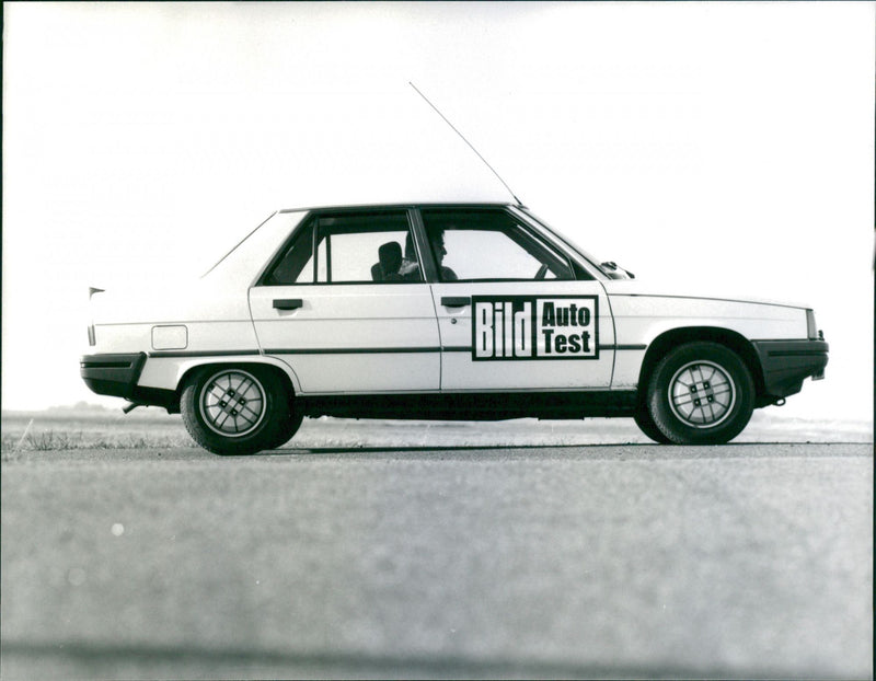 Renault 9 TSE - Vintage Photograph