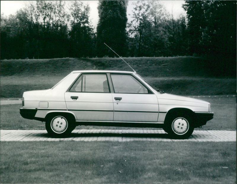 Renault 9 - Vintage Photograph