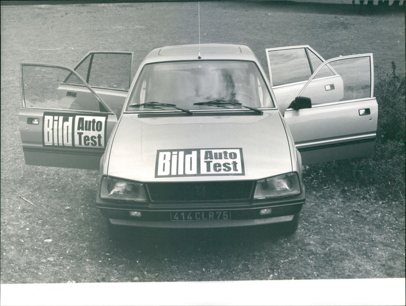 Peugeot 505 STI - Vintage Photograph