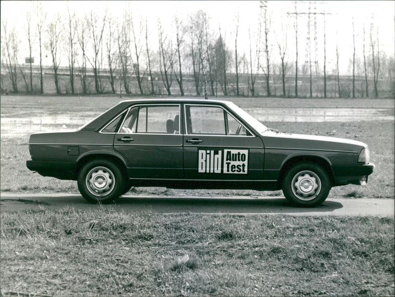 Audi 100 L - Vintage Photograph