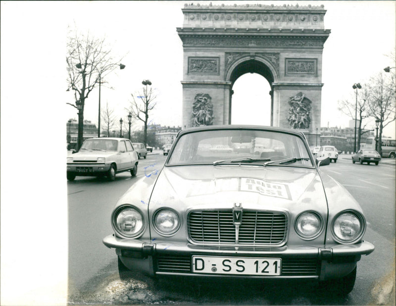 1976 Jaguar XJ 513 - Vintage Photograph