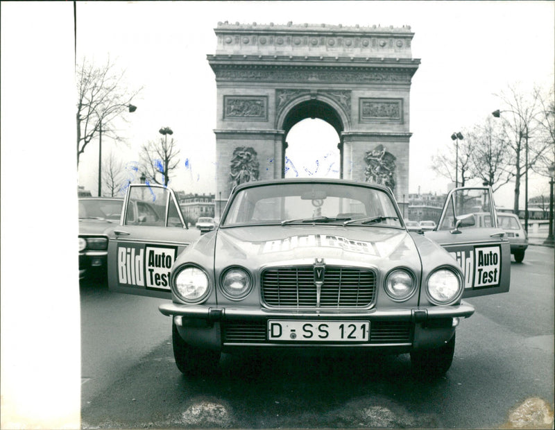 1976 Jaguar XJ 513 - Vintage Photograph