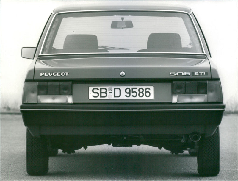 Peugeot 505 STI - Vintage Photograph