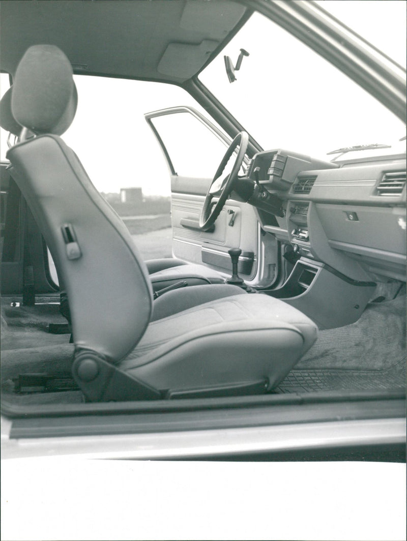 Audi 80 GLE - Vintage Photograph