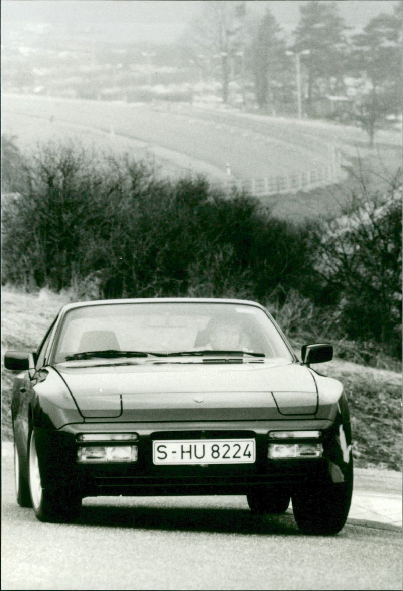 S - HU G.
944 Turbo , der mit neuen Pirelli Super - Breitreifen P 700 bestu - Vintage Photograph