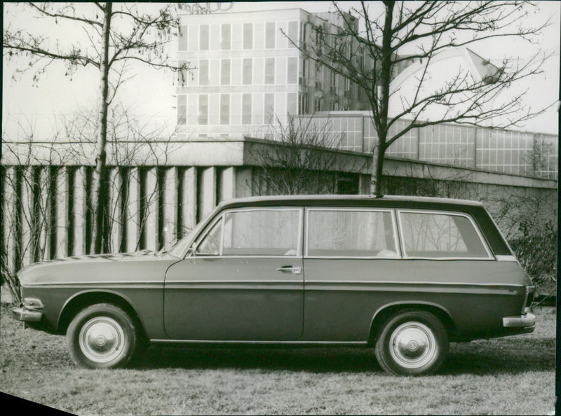 Audi 80 Variant - Vintage Photograph