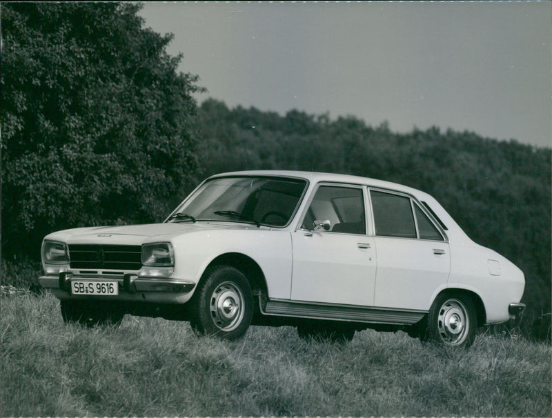SB : S 9616
Peugeot 504 GL Der Peugeot - Bestseller 504 ist als Limousine mit vi - Vintage Photograph