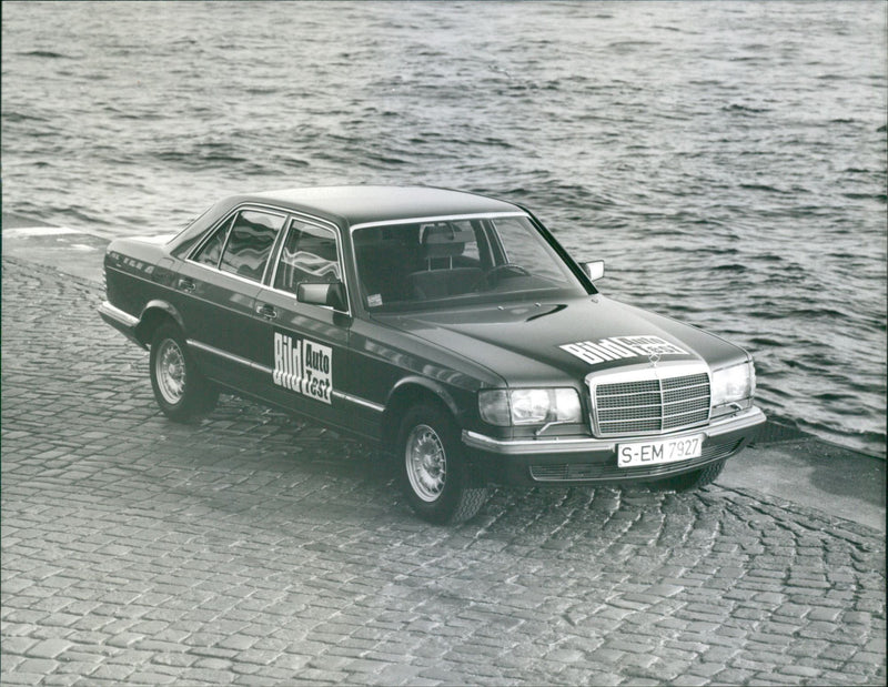 Mercedes-Benz 500 SE - Vintage Photograph