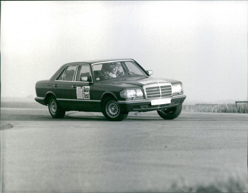 Mercedes-Benz 500 SE - Vintage Photograph