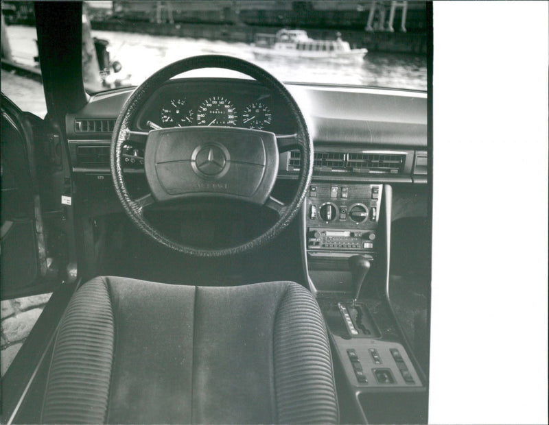 Mercedes-Benz 500 SE - Vintage Photograph