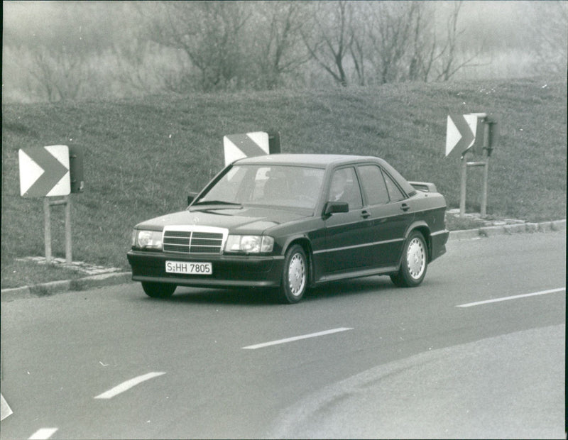 Mercedes-Benz 190 E 2.3-16 - Vintage Photograph