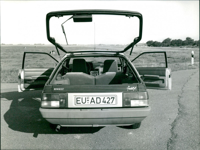 Renault Varius - Vintage Photograph