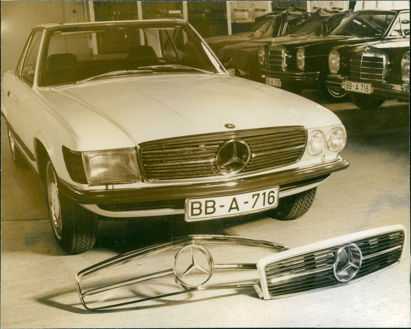 Mercedes-Benz 350 SL - Vintage Photograph