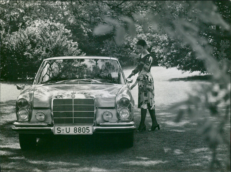 Mercedes-Benz 280 SE 3.5 - Vintage Photograph